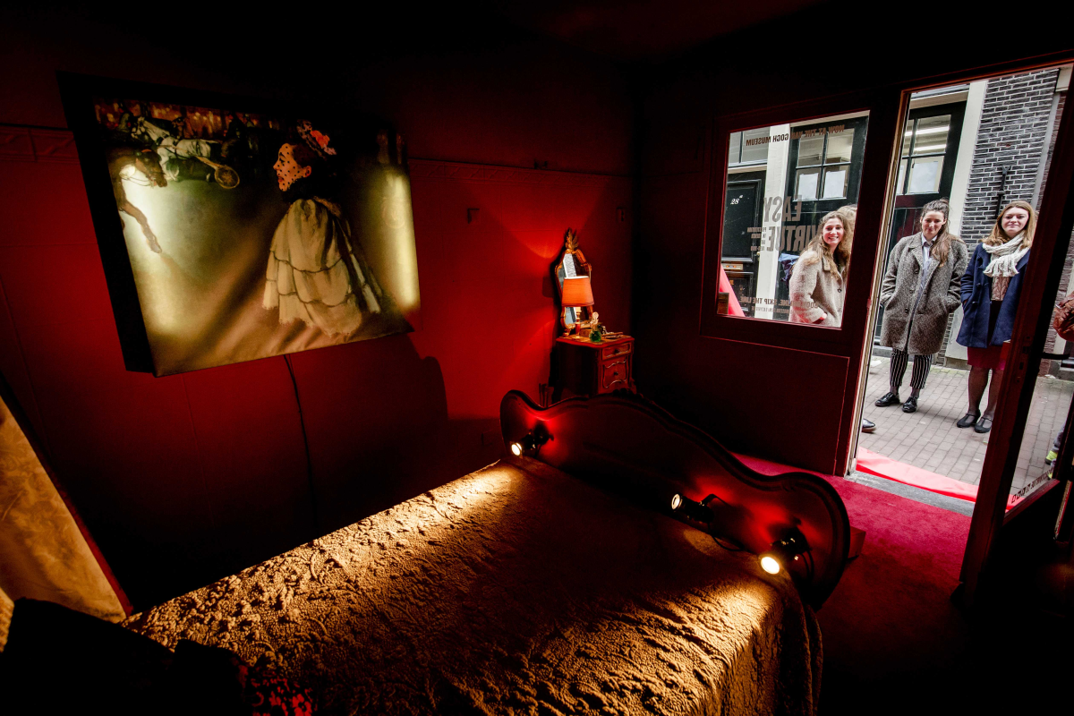 Prostitucija tijekom pandemije: "Mjerim im temperaturu u kostimu medicinske sestre"