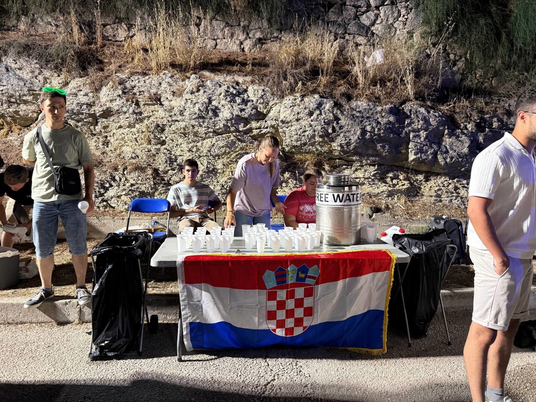 Kršćanska zajednica dijeli vodu na Ultri: "Neki budu ljuti jer nije droga"