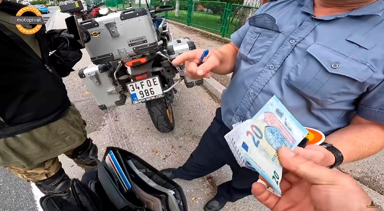 VIDEO Turisti iz Turske policajcu u BiH dali 20 eura mita. On im sve crtao na papiru
