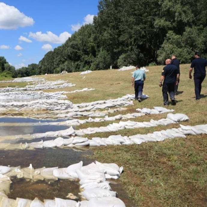 Sutra vrhunac vodnog vala u Osijeku, ograđena šetnica na Dravi