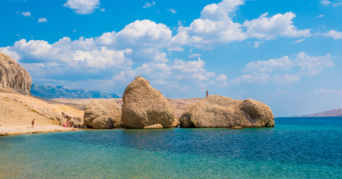 Ova predivna plaža na Pagu oduzima dah, do nje možete doći pješke ili barkom