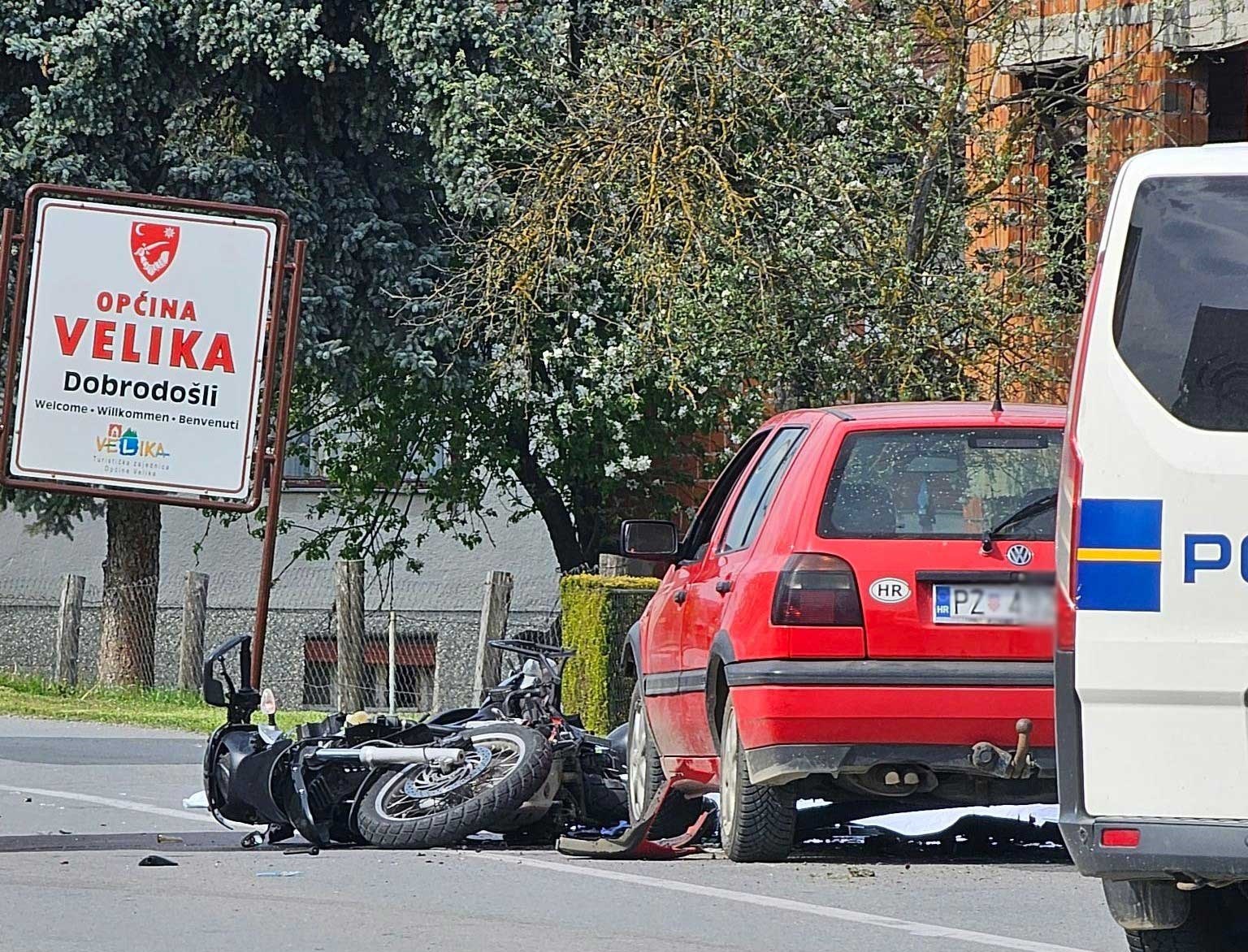 Direktno se sudarili motor i auto kod Velike, poginuli vozač motora i suvozačica