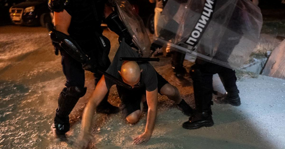 Puno uhićenih u brutalnoj akciji policije u Novom Sadu. Vučić napao "europski ološ"