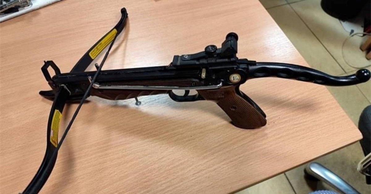 Čovjek po Puli šetao sa samostrelom i noževima, policija objavila fotografiju