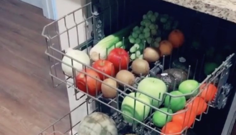 Žena priznala da voće i povrće pere u perilici posuđa. Je li to potrebno?