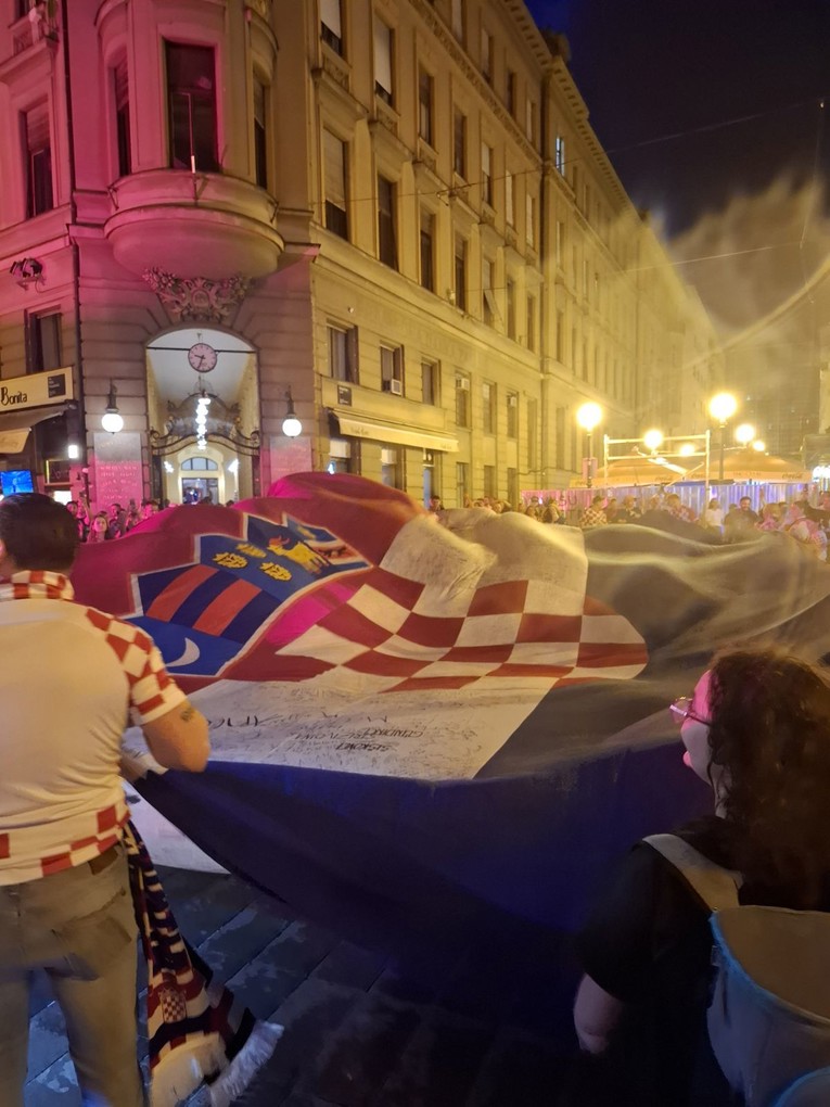 VIDEO Pod zastavom u centru Zagreba je ludnica. Donijela ju je obitelj iz Australije