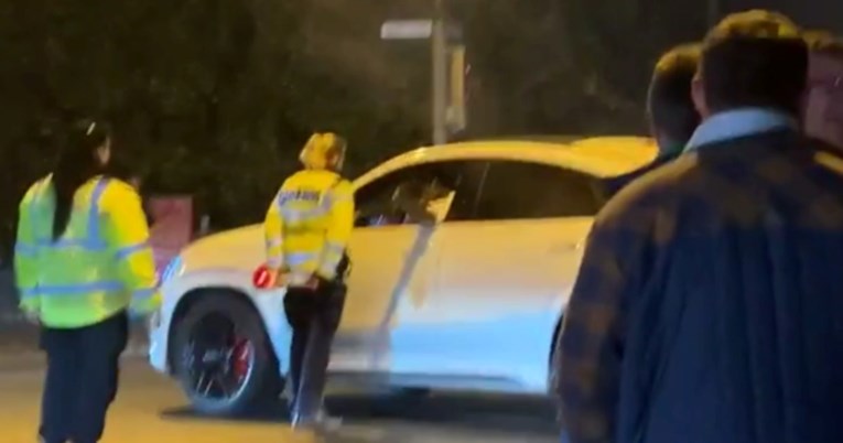 VIDEO Zvijezda Bundeslige htjela proći kroz blokadu. Raspravljao je s policajkom