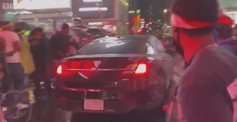 Autom projurio kroz skupinu prosvjednika u New Yorku, objavljena snimka