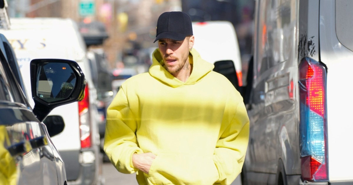 Justin Bieber prošetao u sportskom izdanju. Pozornost privukla majica