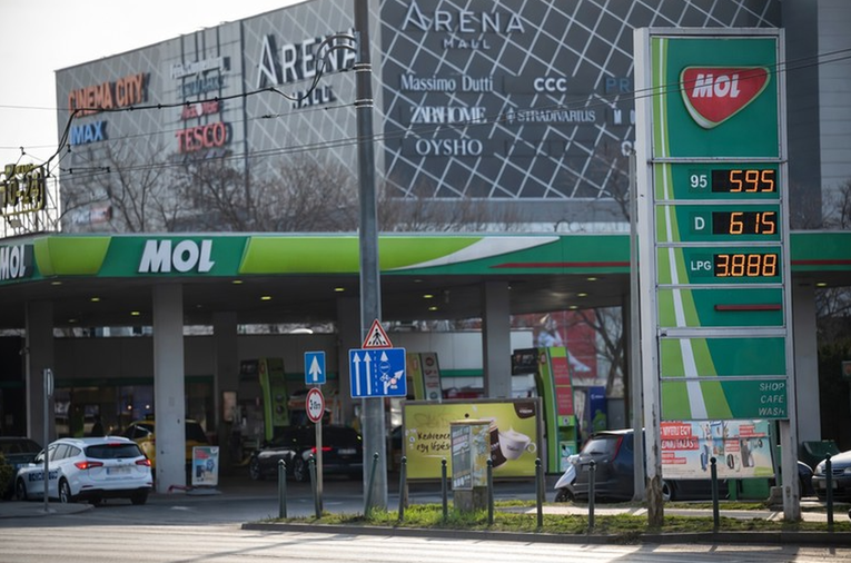 MOL prešutio problem s Družbom, direktori prodavali dionice