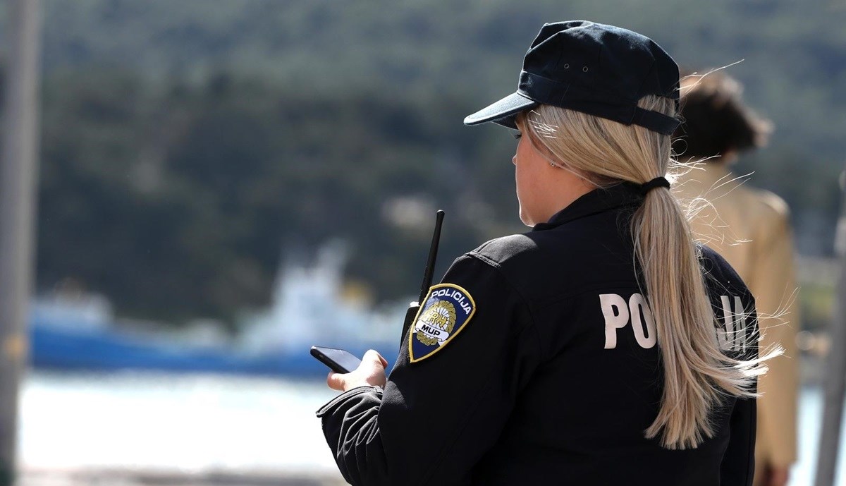 Pijana vozačica u Zagorju vrijeđala i napala policajce, dvojicu ozlijedila