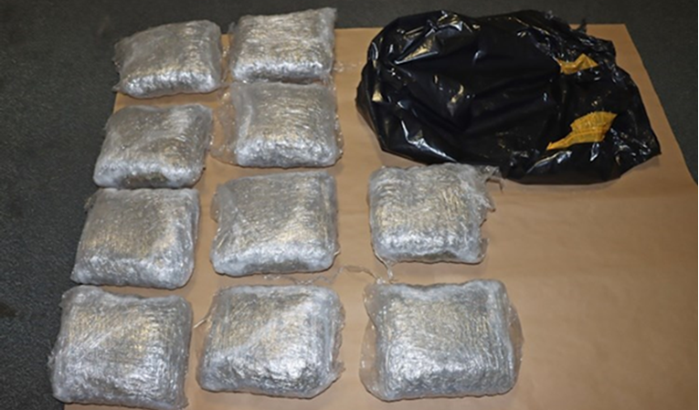 Uhićen diler u Dubravi. U autu mu pronašli hrpu marihuane i kokaina