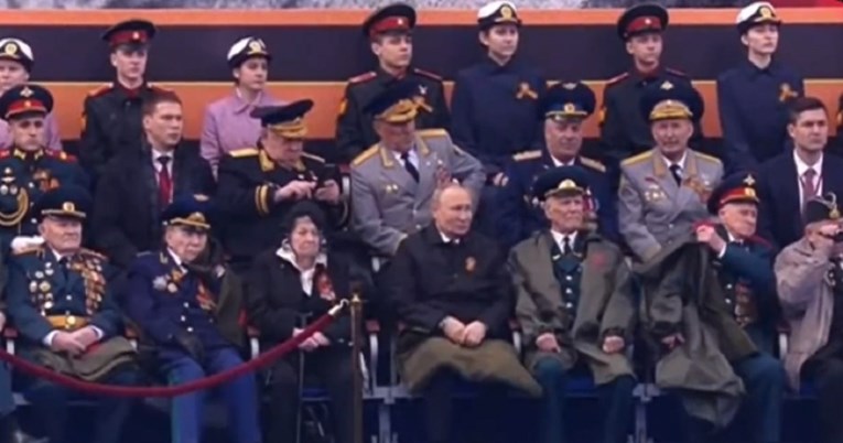 Stručnjakinja za govor tijela: Putin je na Danu pobjede djelovao kao starica