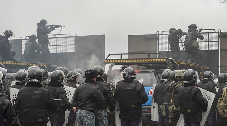 Kaos u Kazahstanu: Pala vlada, gore zgrade, ljudi i policija se mlate na ulicama