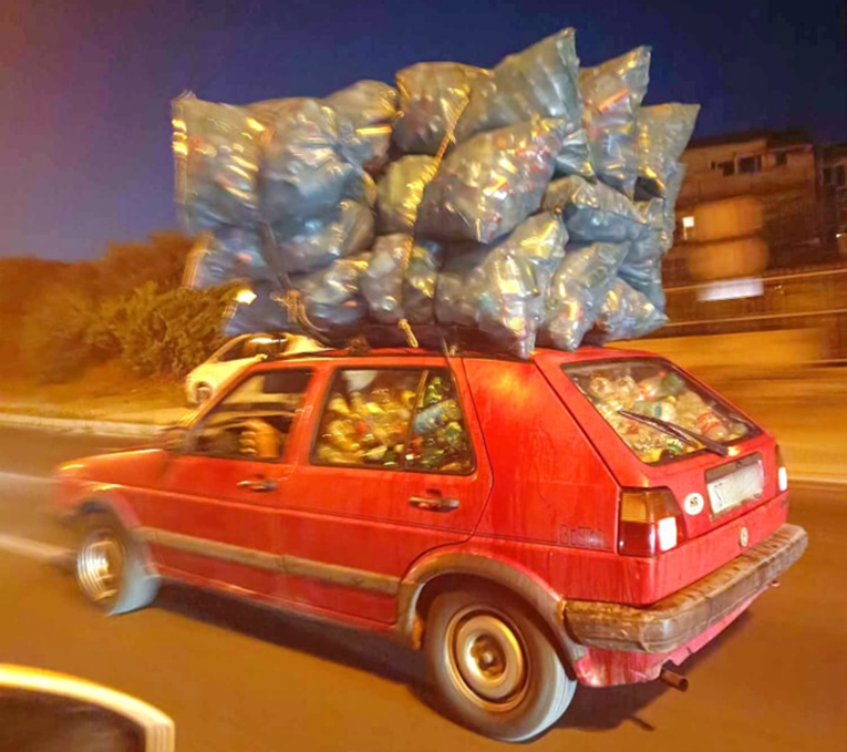 U Splitu snimljen auto nakrcan plastičnim bocama, ljudi se šale: "Ajmo, Ultra!"