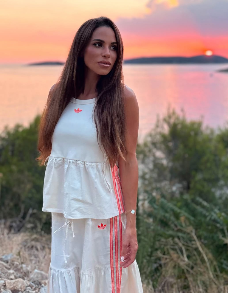 Raquel Mauri opet u Adidasu. Bijeli komplet za ljeto baš joj dobro stoji