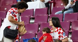 Obitelji Vatrenih navijaju na tribinama, Mia Kramarić stigla sa sinčićem