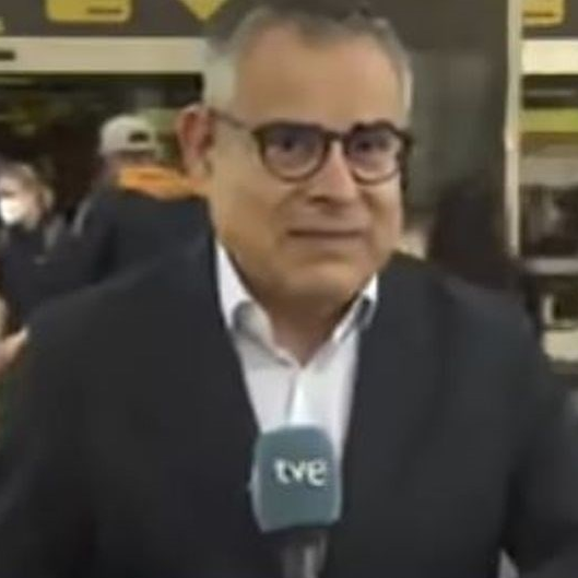 Reporter uživo izvještavao s aerodroma, u kadar slučajno upala cura s 18+ predmetom