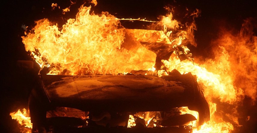U Makarskoj izgorio auto