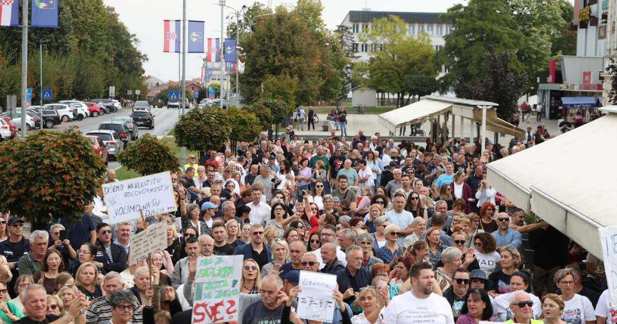 FOTO Građani u Našicama prosvjedovali zbog otpada iz Gospića. "Stop trovanju"