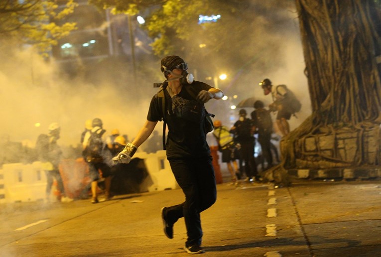 Washington traži od svih strana u Hong Kongu da se suzdrže od nasilja