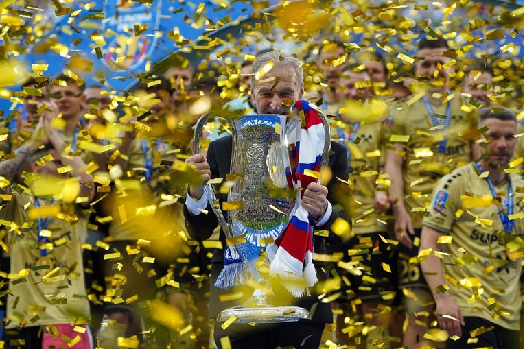 VIDEO Više od pola stoljeća čekali su trofej. Onda je Podolski izveo divnu gestu