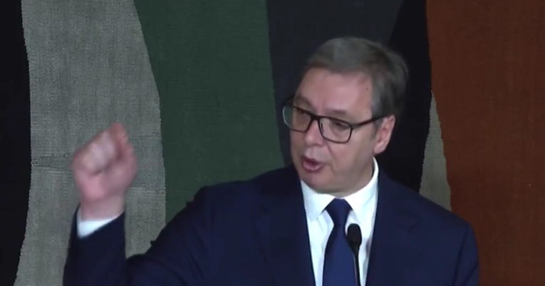 VIDEO Vučić novinarima: Opet vam je nešto smiješno. Nauči se pristojnosti, sine