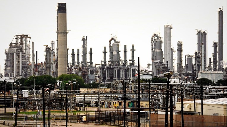 Rafinerije u Teksasu pri obustavi prerade ispustile u zrak tone štetnih plinova