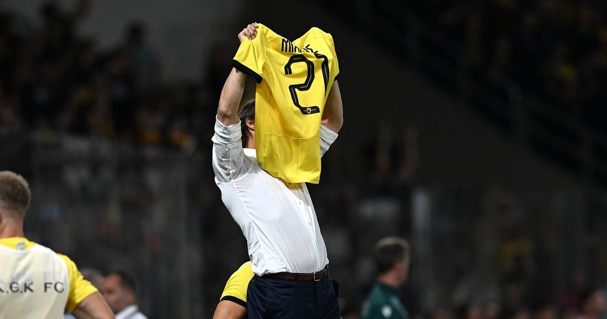 Trener AEK-a na kraju utakmice pokazivao dres s imenom ubijenog navijača
