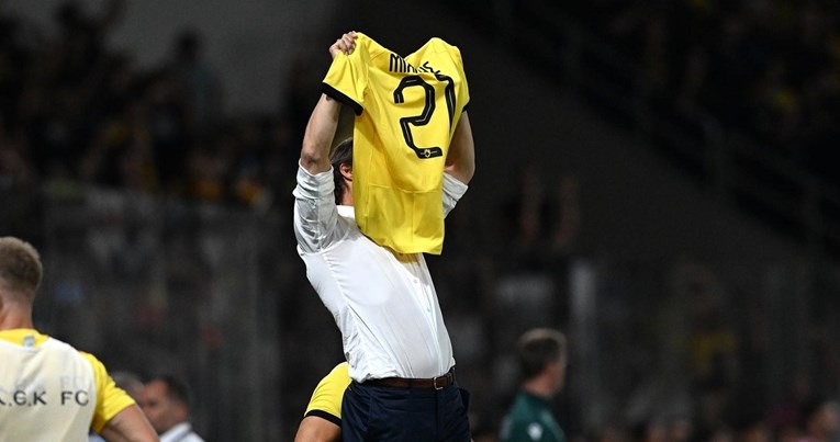 Trener AEK-a na kraju utakmice pokazivao dres s imenom ubijenog navijača