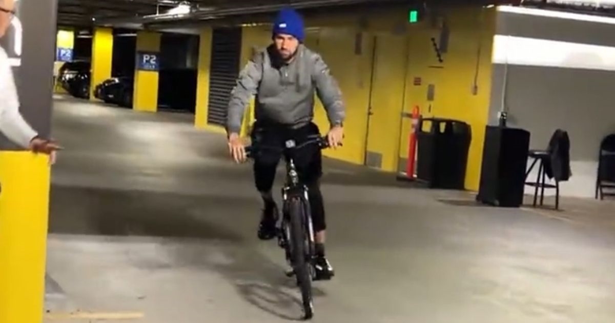 Klay Thompson na utakmicu doigravanja stigao biciklom. Nakon što je privezao brod