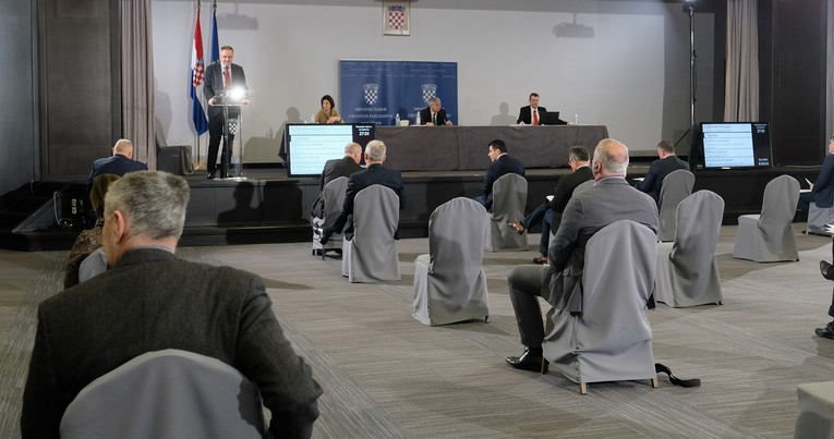 Oporba traži nastavak rada sabora