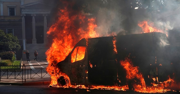 Deseci tisuća Grka na ulicama zbog željezničke nesreće, bacaju Molotovljeve koktele