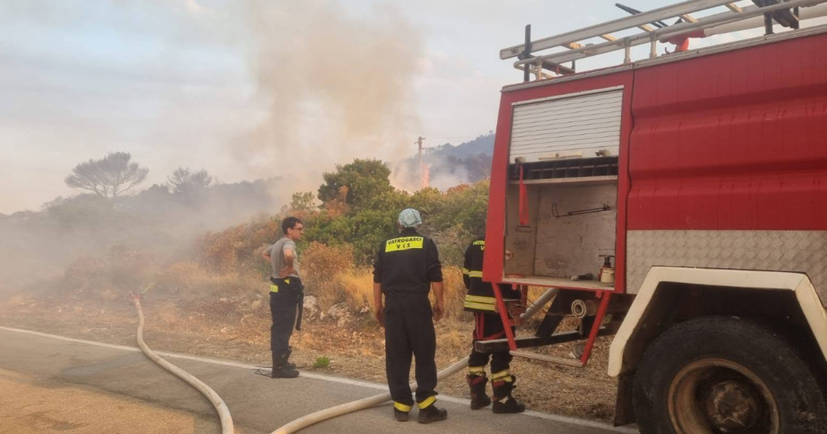 Požar na Visu pod nadzorom. Izgorjelo više od 300 hektara