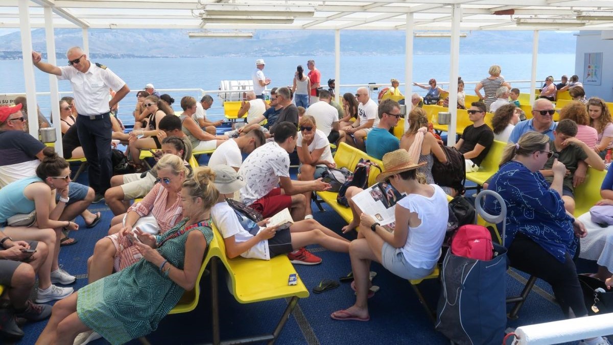 Gužva na trajektu za Brač: Hrpa turista uživala u suncu na palubi
