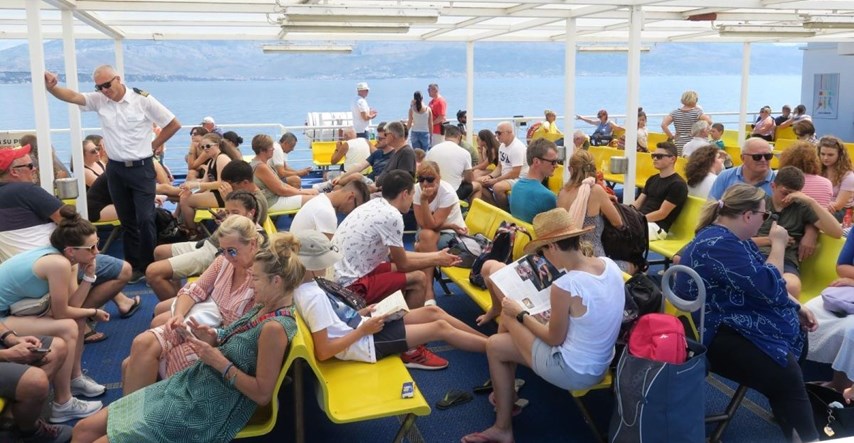 Gužva na trajektu za Brač: Hrpa turista uživala u suncu na palubi