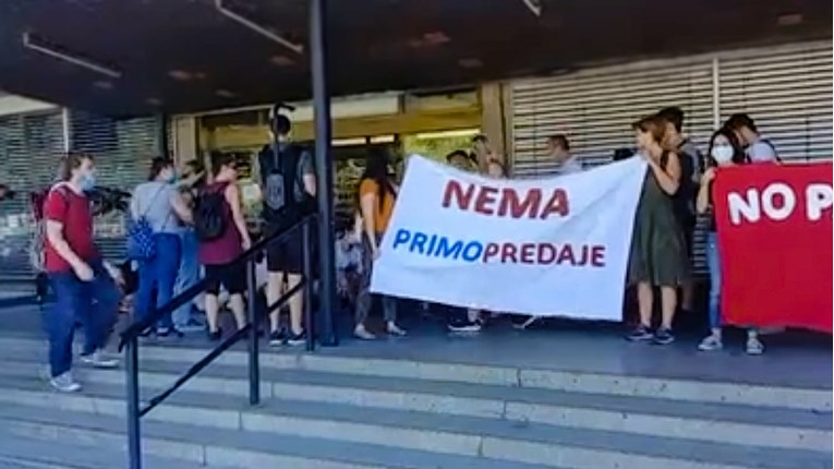 Studenti prosvjeduju pred zgradom Filozofskog, daju podršku suspendiranoj dekanici