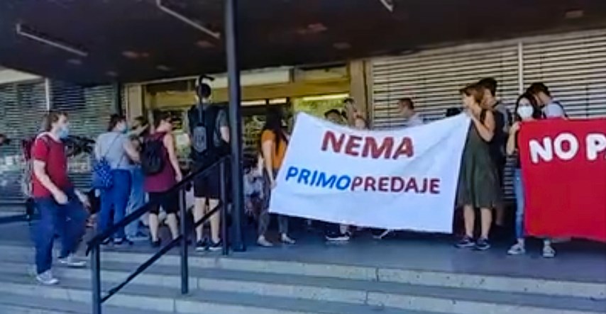 Studenti prosvjeduju pred zgradom Filozofskog, daju podršku suspendiranoj dekanici