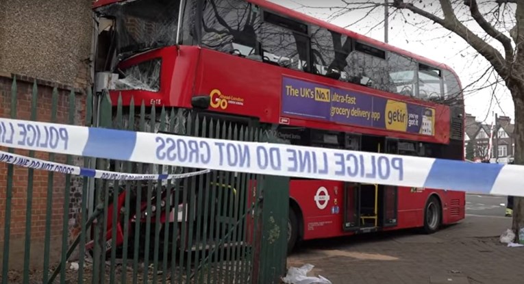 Autobus se u Londonu zabio u trgovinu, najmanje 19 ozlijeđenih