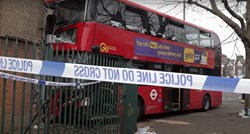 Autobus se u Londonu zabio u dućan. U njemu bilo djece, neka su prevezena u bolnicu