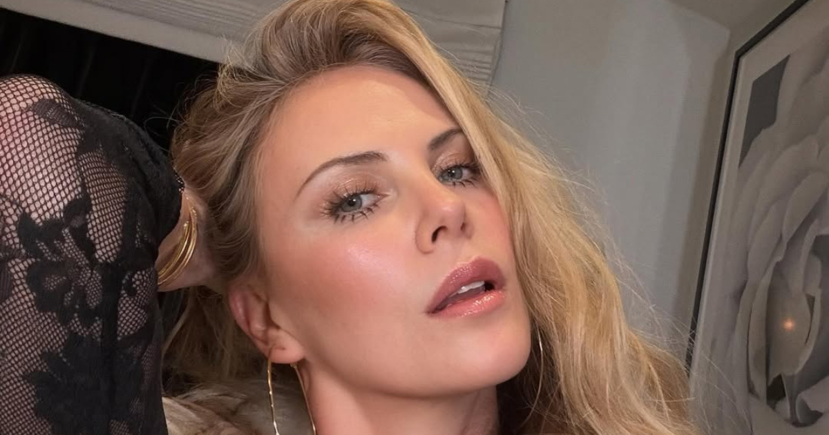 Charlize Theron (50) otkrila koji beauty uređaj koristi za mladolik izgled