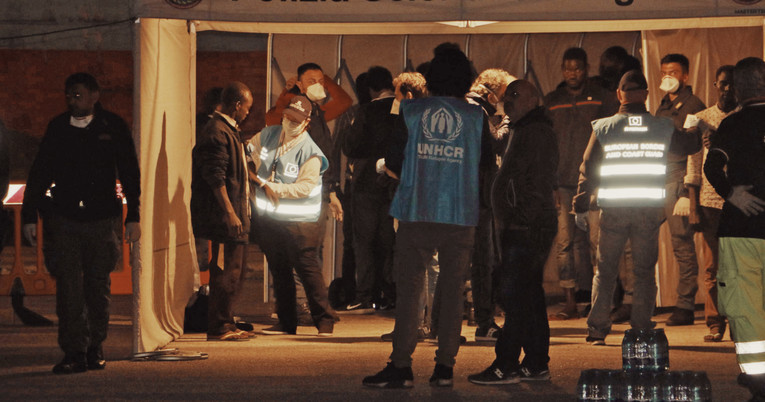 Nakon više od mjesec dana na tankeru migranti prebačeni na humanitarni brod