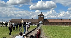 Turisti pozirali ispred Auschwitza, ljudi bijesni: "Kakvo nepoštovanje"