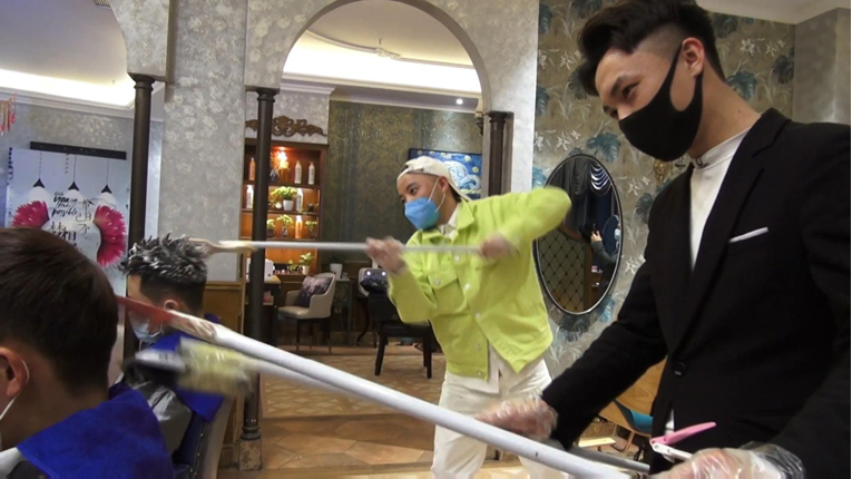 Neobične metode: Pogledajte kako frizeri u Kini šišaju ljude zbog koronavirusa
