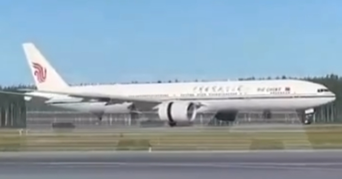 VIDEO Boeingu s 250 putnika se pokvario motor, prisilno sletio u Sibir