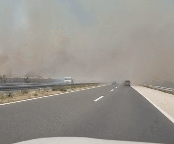 Požar na A1 je lokaliziran, vatra je prijetila kućama. HAK objavio upozorenje