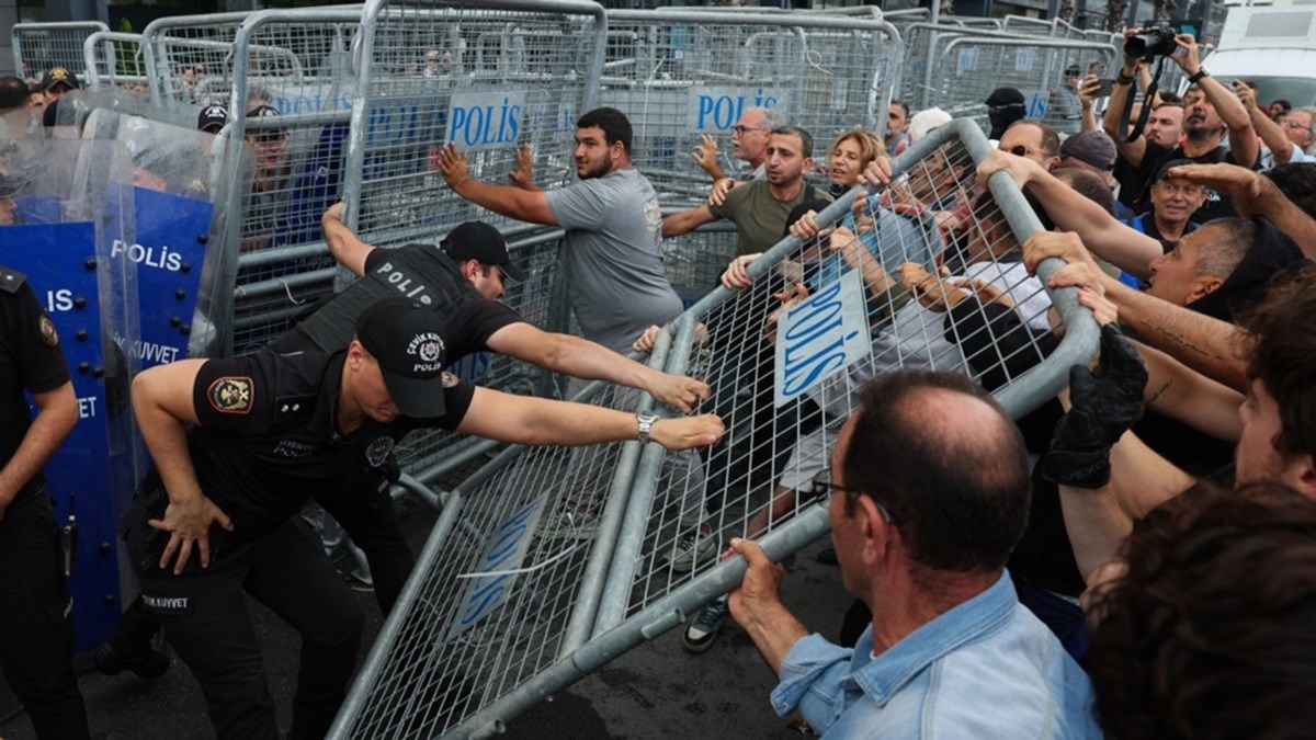 Erdogan želi ušutkati oporbu. Prosvjednici se sukobili s policijom, bačen i suzavac