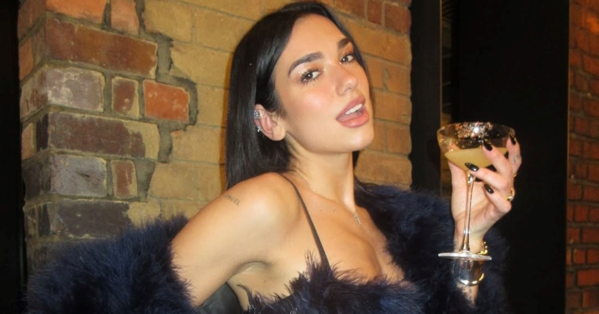 Dua Lipa oduševila trendi crnom glaziranom manikurom