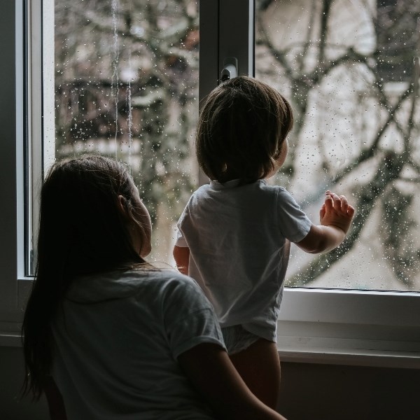 Treba li starije dijete uživati privilegije ako povremeno pričuva brata ili sestru?
