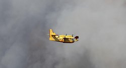 Požar u Kaštel Novom lokaliziralo 26 vatrogasaca i dva kanadera